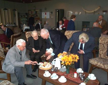 samen met neef emeritus Bisschop Ernst van Breda werd de jubileum-taart aangesneden.